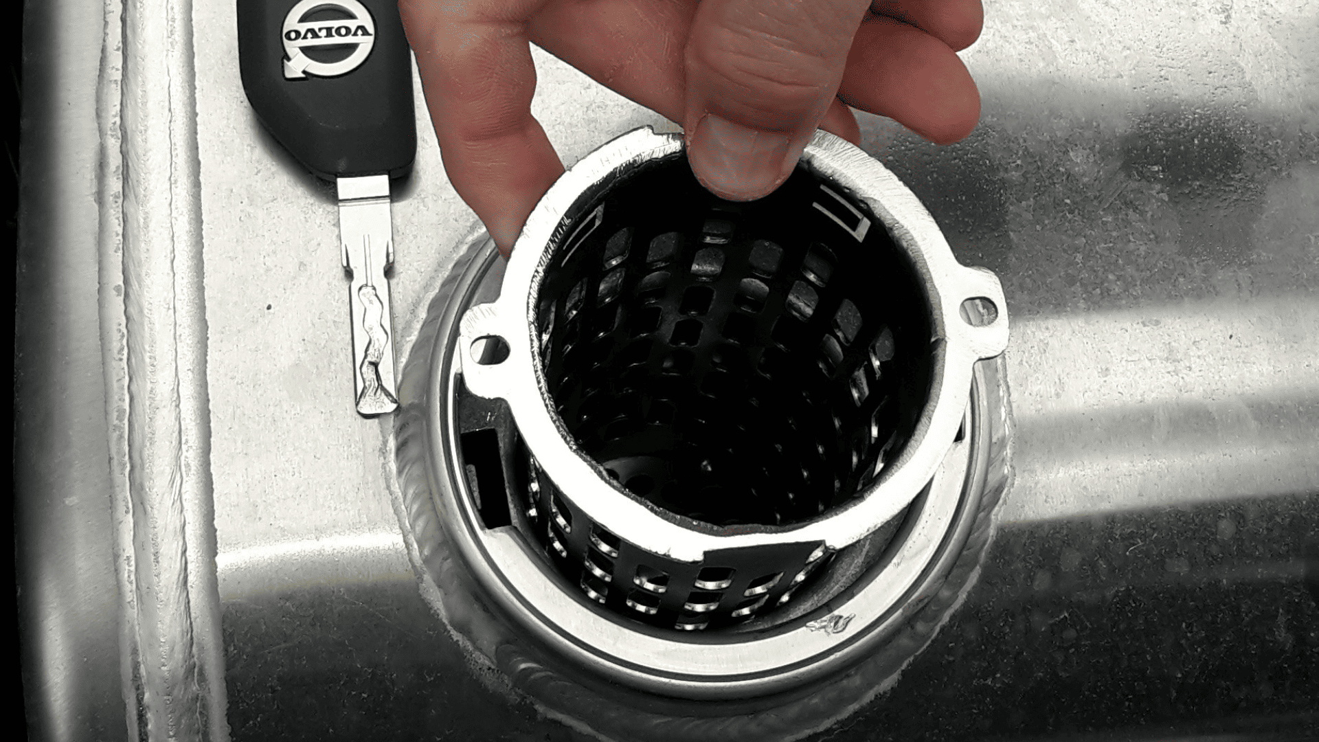 Dispositif anti-siphonnage installé dans le réservoir d'un camion pour empêcher le vol de carburant