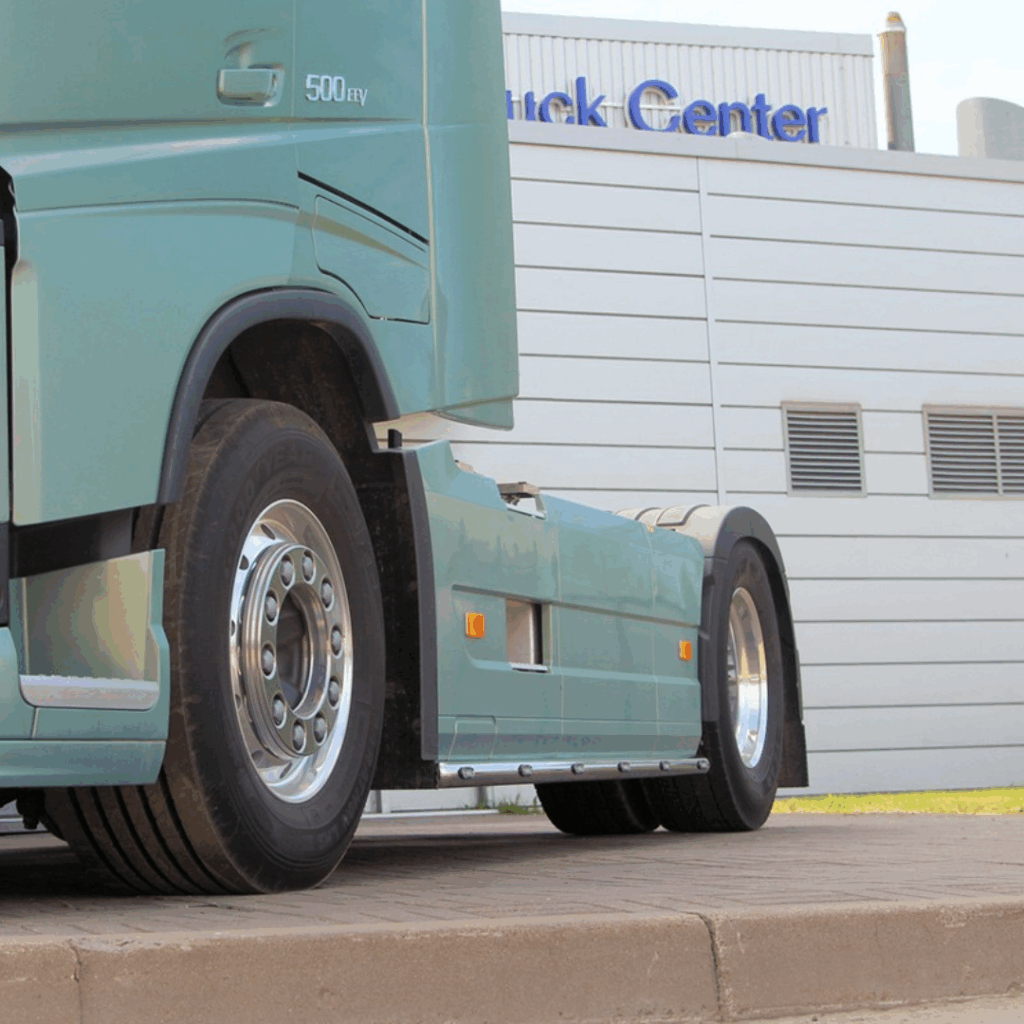 Camion équipé de carénages latéraux limitant l'accès au réservoir pour dissuader le vol de carburant
