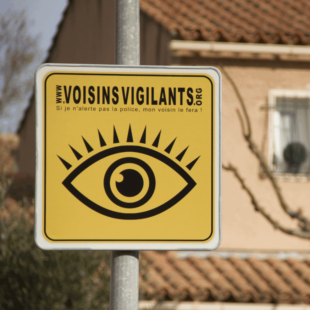 Panneau de signalisation indiquant une surveillance locale dans le cadre d’un réseau de voisins vigilants
