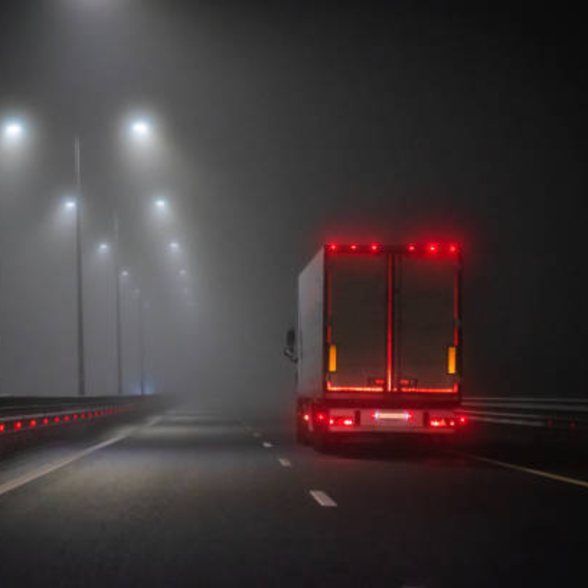 Camion isolé qui roule la nuit