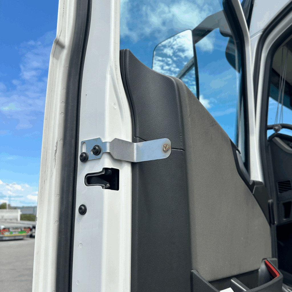 Support inox installé sur les ancrages d'origine de la portière
