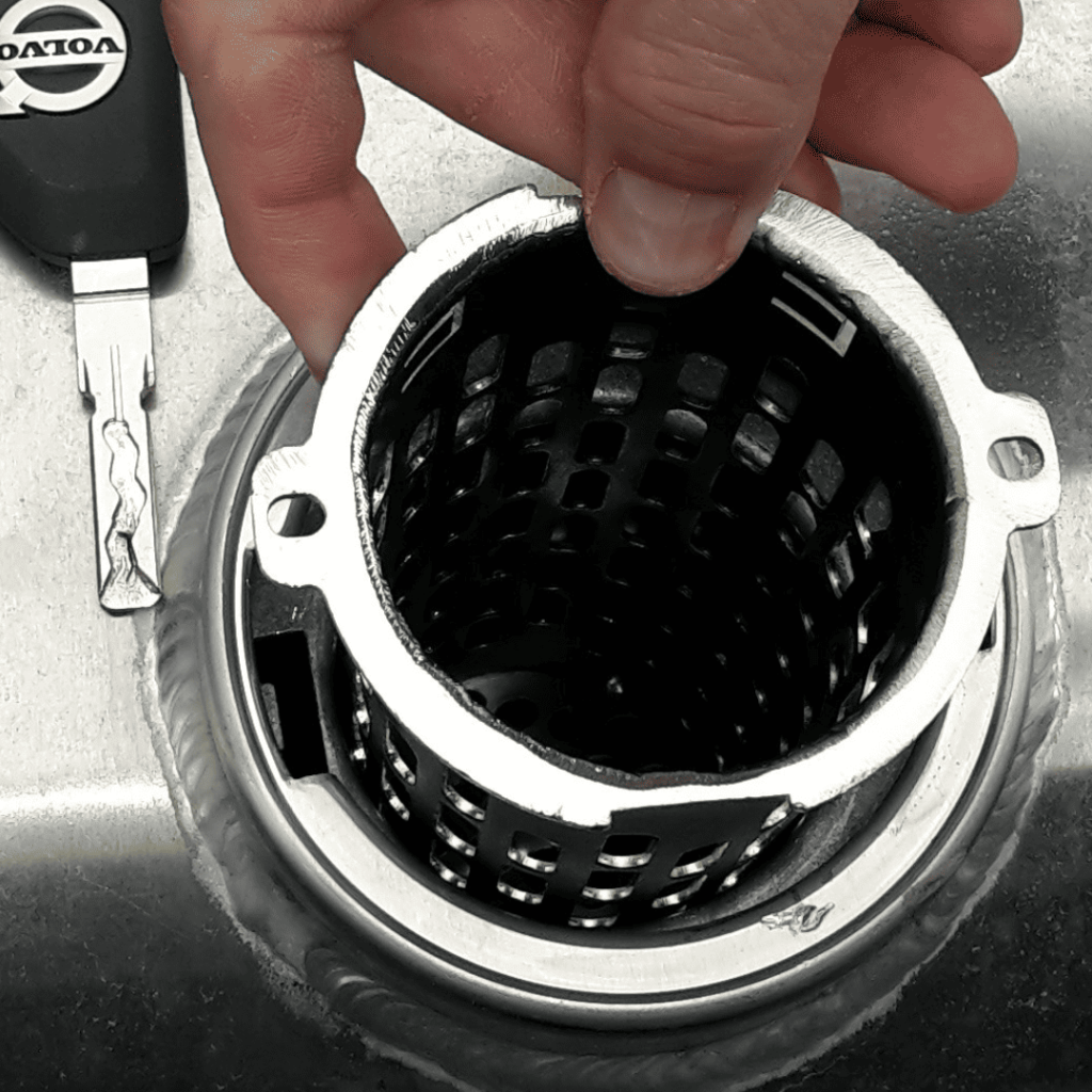 Dispositif anti-siphonnage installé dans le réservoir d'un camion pour empêcher le vol de carburant